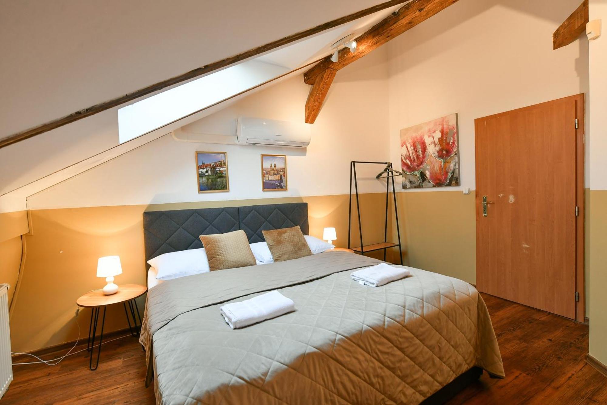 Amazing Charles Bridge Apartment Praga Exterior foto