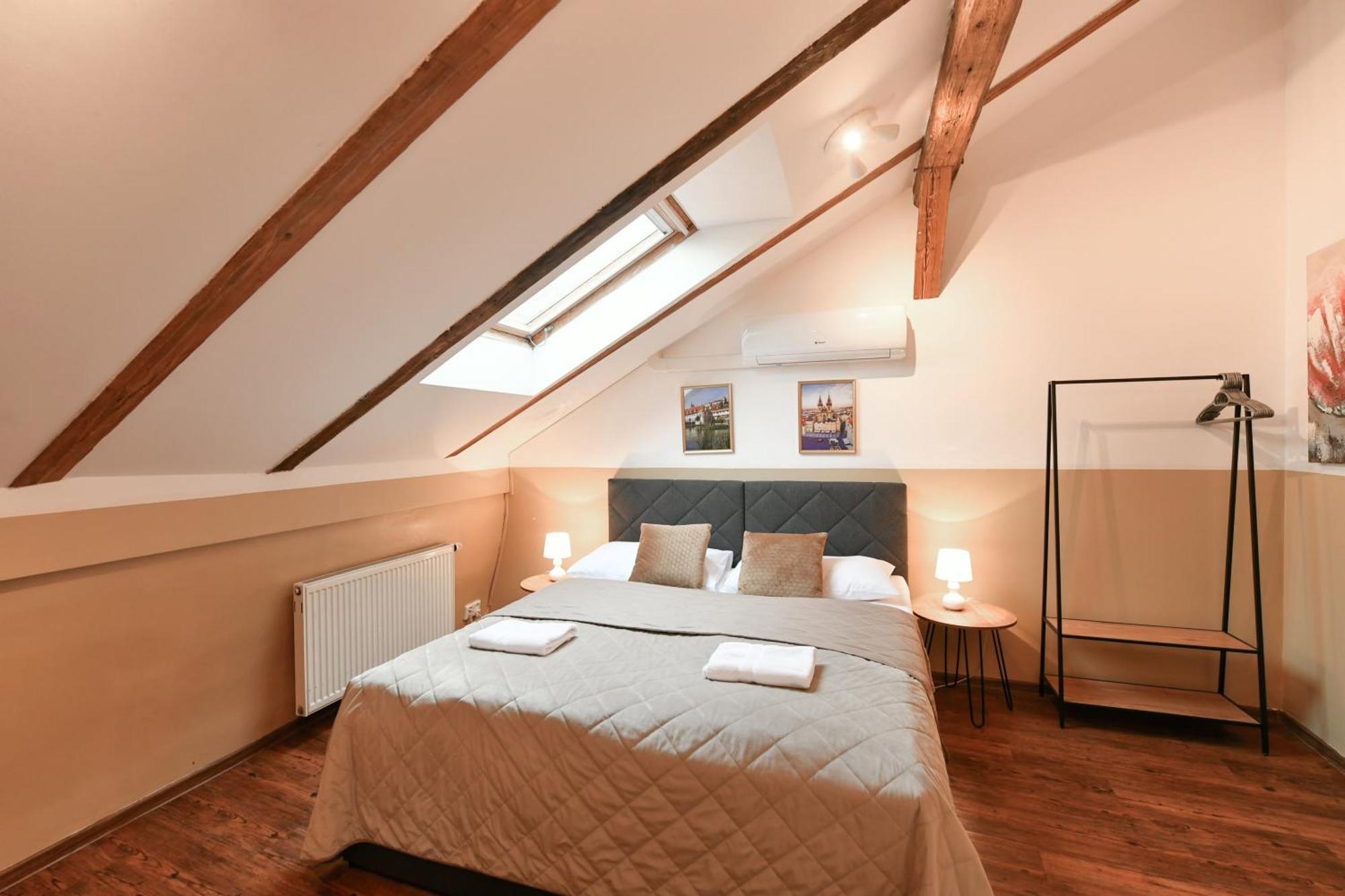 Amazing Charles Bridge Apartment Praga Exterior foto
